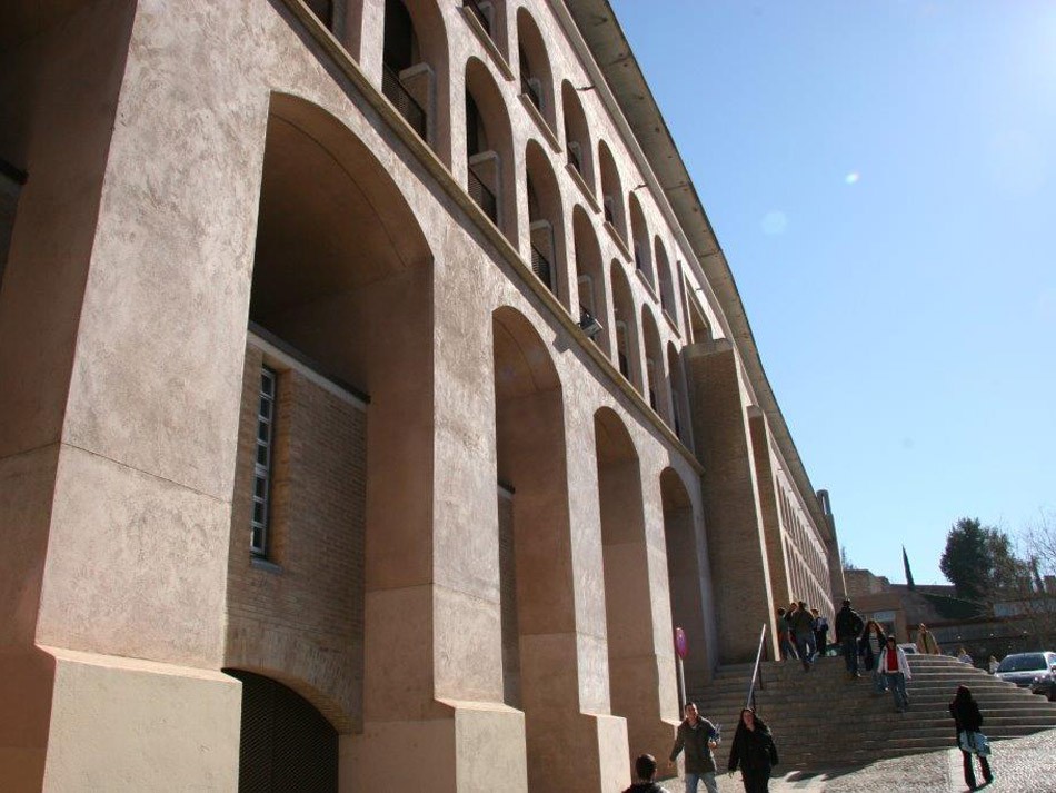Façana exterior de la Facultat de Lletres. Arxiu Universitat de Girona.