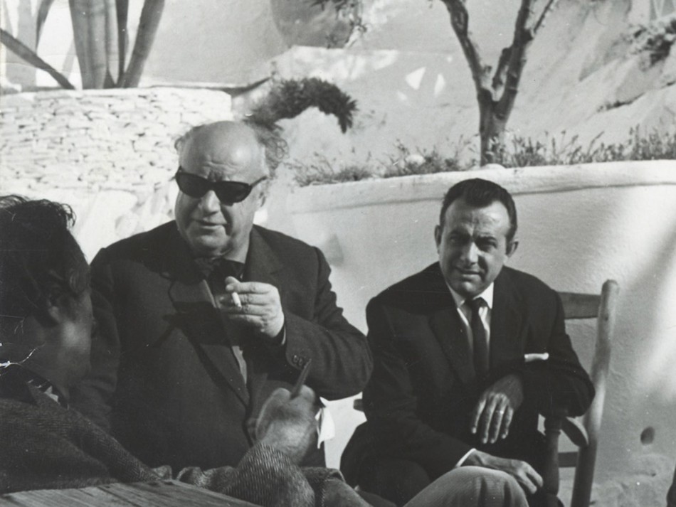 Fages de Climent conversant amb Salvador Dalí i altres amics. Arxiu familiar Fages.