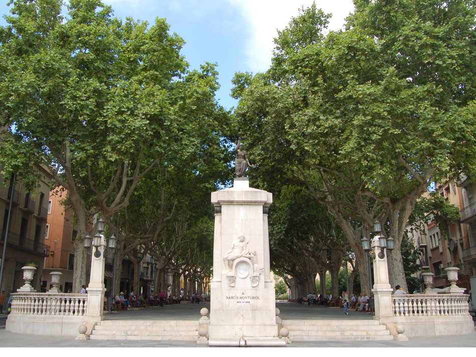 Rambla de Figueres. Foto: Francesca R. Uccella. Arxiu de la Càtedra de Patrimoni Literari Maria Àngels Anglada – Carles Fages de Climent