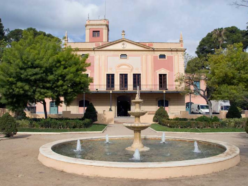 Centre de Camins de Lletres. Edifici de l'Hort d'Iglésies. Façana i jardins