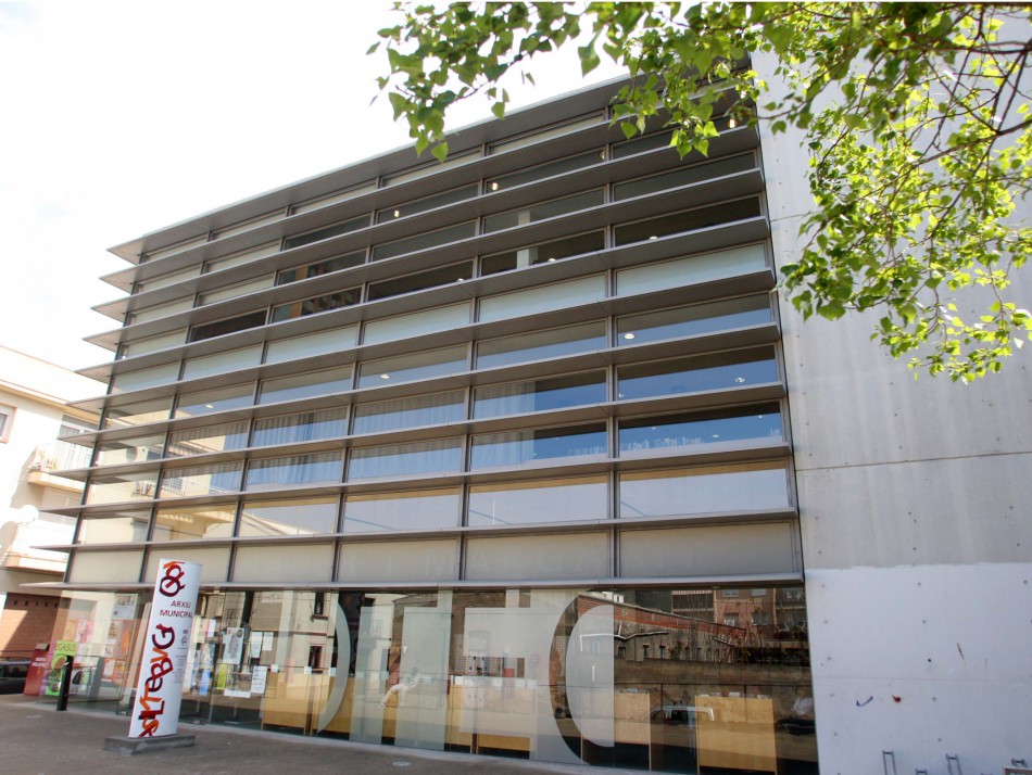 Exterior de la Biblioteca Pública Octavi Viader i Margarit. Façana exterior