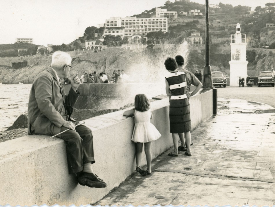 Retrat d'Agustí Calvet (Gaziel) assegut al port de Sant Feliu de Guíxols. Any 1963. AMSFG. Fons Narcís Masferrer Buixó. Autoria desconeguda.