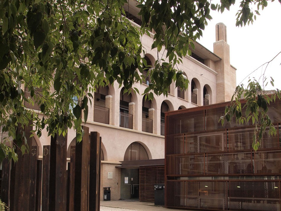 Façana de la Biblioteca Barri Vell i de les Facultats de Lletres i de Turisme de la Universitat de Girona.